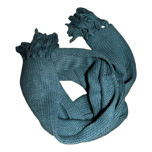 Der Damen Schal von Scotti ist ein stilvolles und praktisches Accessoire für die kalte Jahreszeit. Mit einer Größe von 200 x 25 cm bietet er ausreichend Länge, um auf verschiedene Weisen getragen zu werden.

Das Material ist weich gestrickt und sorgt für ein angenehmes Tragegefühl. Die Fransen an den Enden verleihen dem Schal einen modischen Look, während das zeitlose Petrolblau sich vielseitig kombinieren lässt – ob zu einem Mantel, einer Jacke oder als Akzent zu einem schlichten Outfit.

✔ Größe: 200 x 25